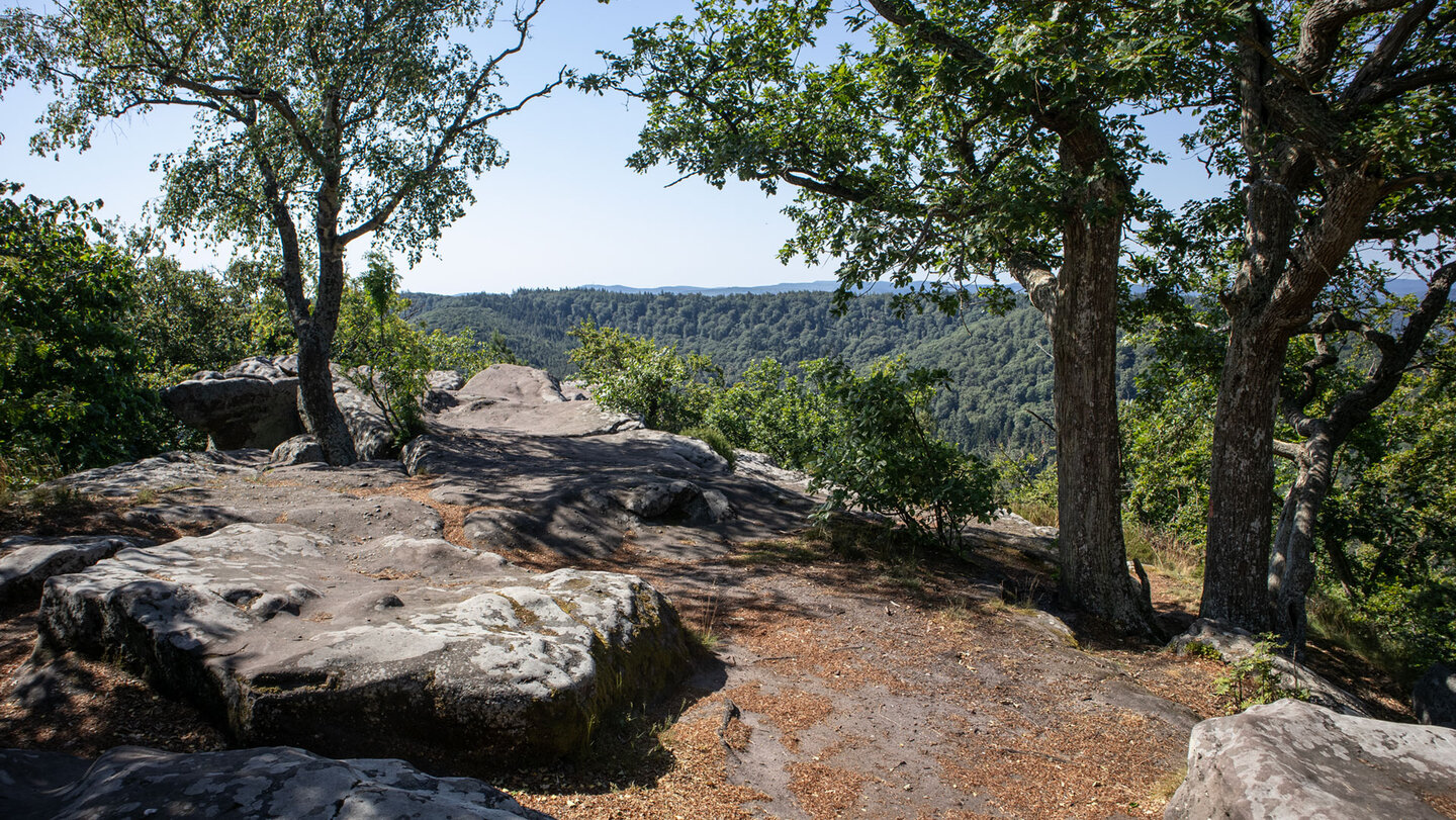 Der Wanderweg führt zum Südfels, dem markantesten Aussichtspunkt des Drachenfels.