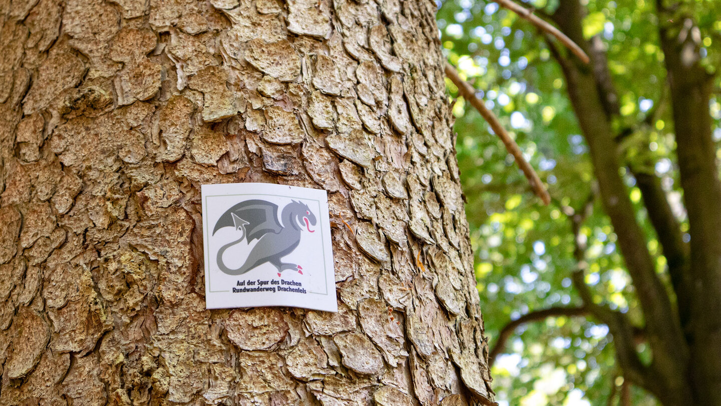 Ein Wegweiser mit Drachen-Logo markiert die Route „Auf der Spur des Drachen