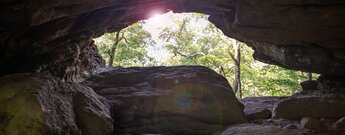 Die Durchblickkammer ist ein Felsdurchbruch am Südfels des Drachenfels.