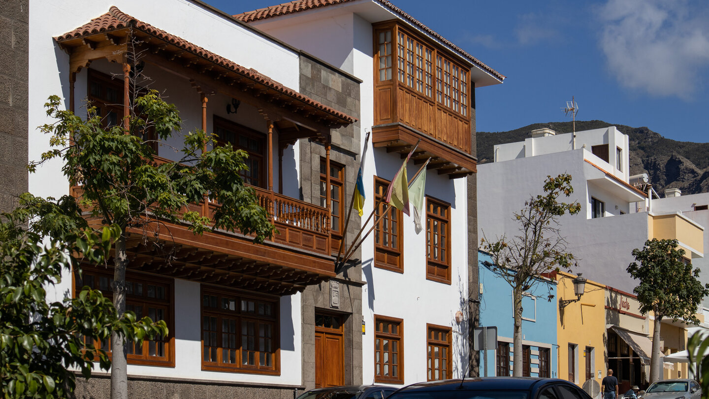 traditionelle Holzbalkone am Rathaus von Buenavista del Norte auf Teneriffa