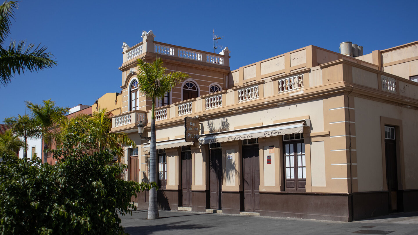 klassische Fassade an der Bar Pilon in Buenavista del Norte auf Teneriffa