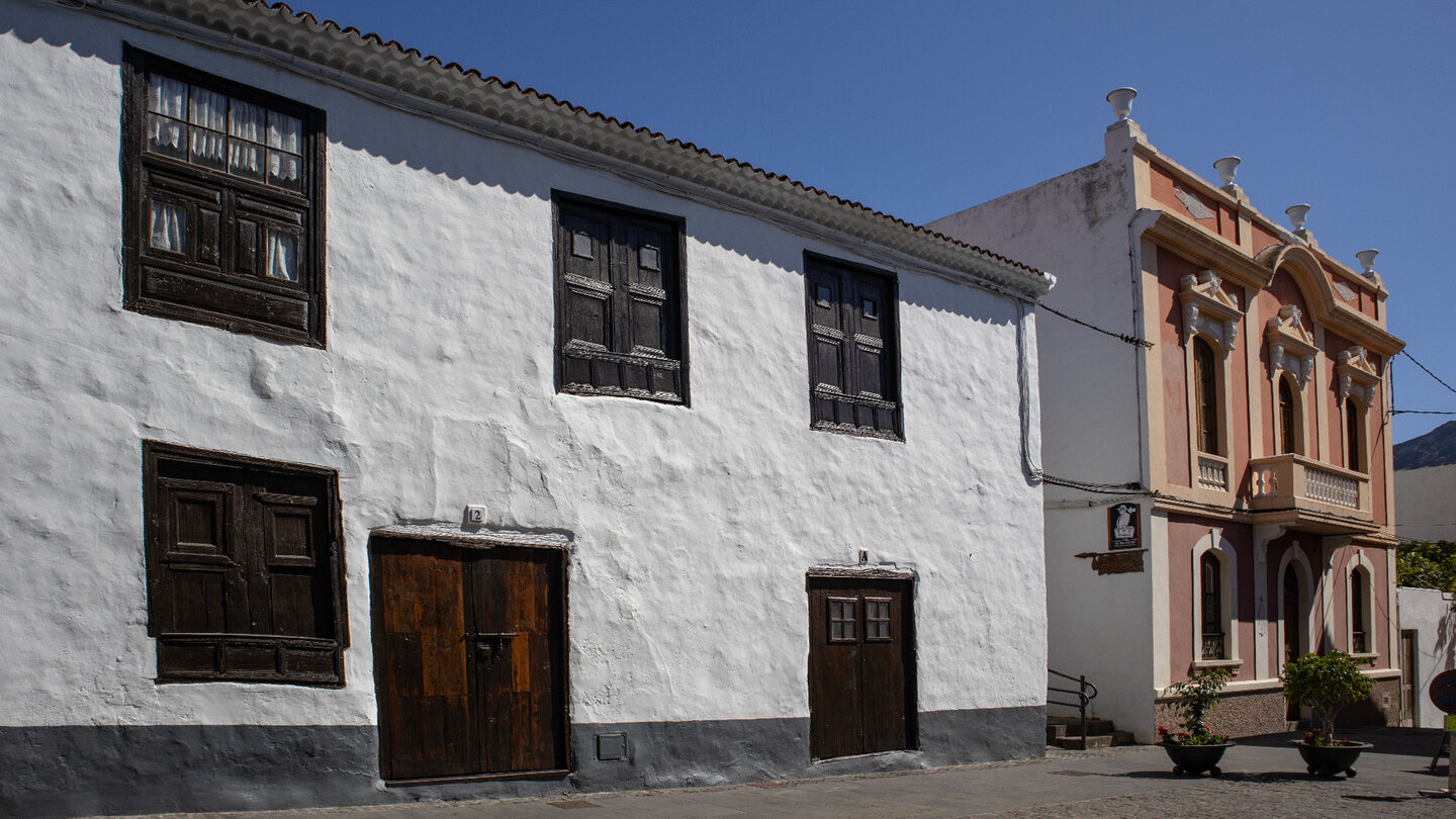 schöne historische Fassaden aus verschiedenen Epochen in Buenavista del Norte auf Teneriffa