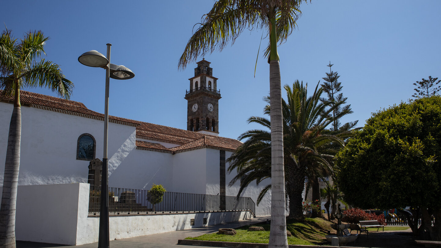 Blick über das Kirchenschiff auf den Glockenturm der Kirche Iglesia de Nuestra Señora de los Remedios