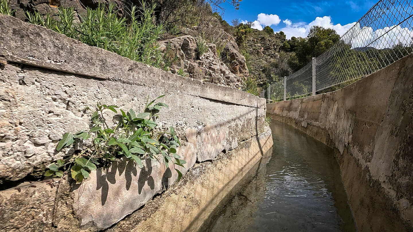 wandern entlang des gesicherten Kanals Acequia Lízar wandern entlang des gesicherten Kanals Acequia Lízar