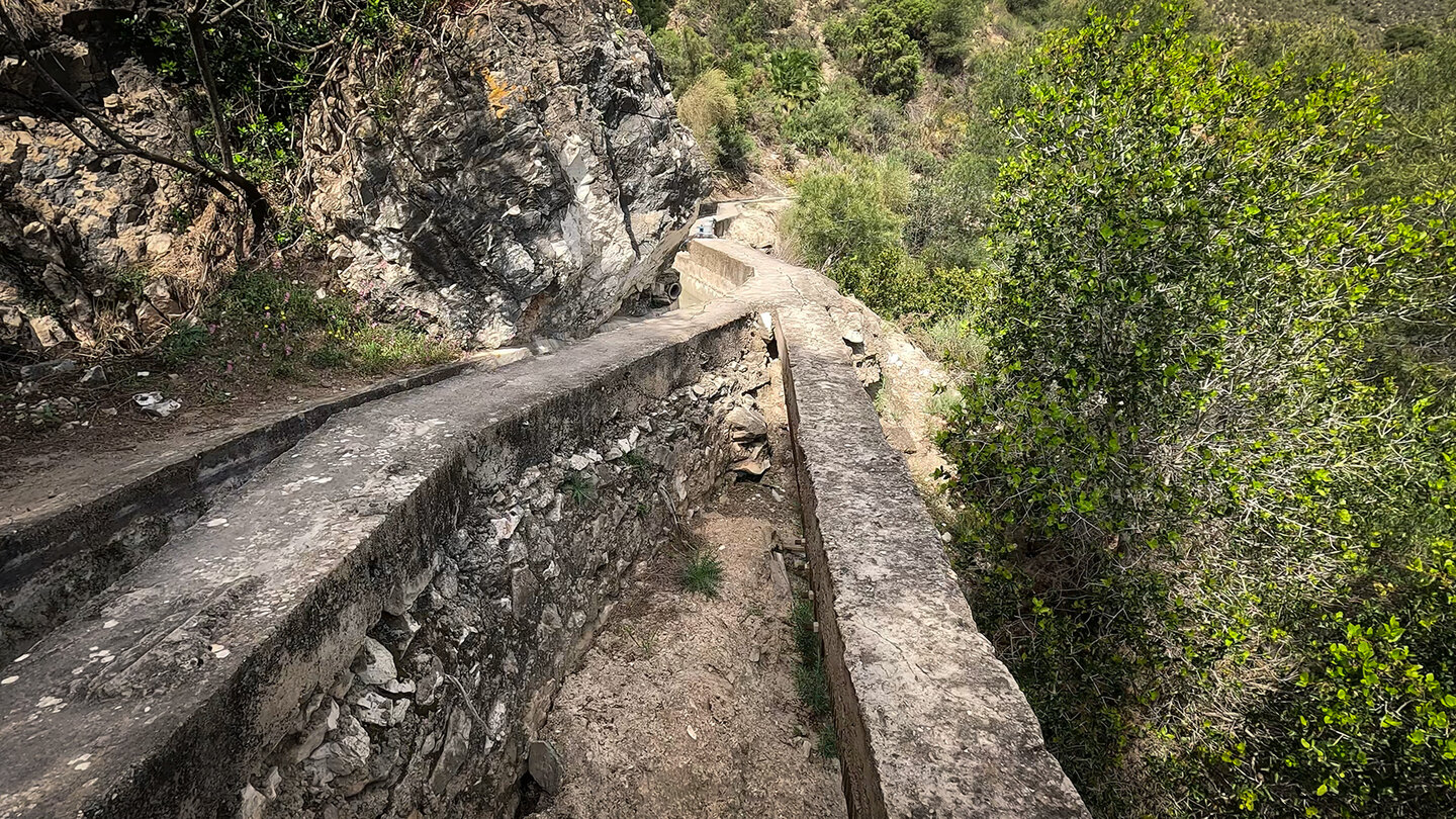 wandern am Wasserkanal Acequia Lízar zum Barranco del Arco in Andalusien wandern am Acequia Lízar zum Barranco del Arco in Andalusien
