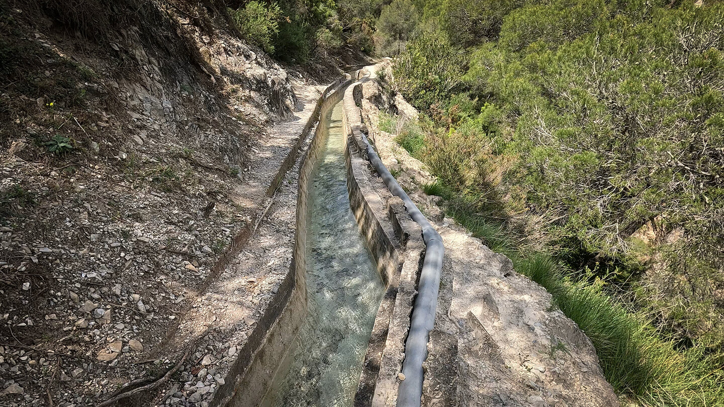 Ruta del Agua am Wasserkanal Acequia Lízar zum Barranco del Arco bei Frigiliana Ruta del Agua am Acequia Lízar zum Barranco del Arco bei Frigiliana
