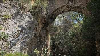 Puente Barranco del Arco am Wasserkanal Acequia Lízar