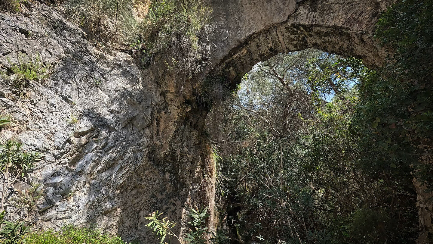 Puente Barranco del Arco am Wasserkanal Acequia Lízar Puente Barranco del Arco am Wasserkanal Acequia Lízar