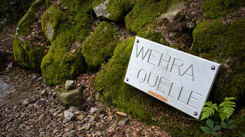Schild an der Wehraquelle zwischen Todtmoos und Bernau im Schwarzwald