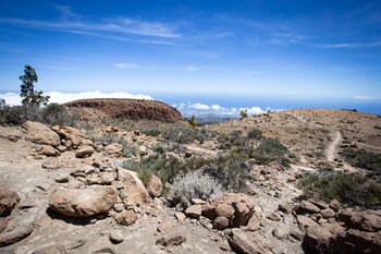 Blick auf den Sombrero de Chasna vom Randgebirge der Caldera – rechts der Abstiegspfad der Wanderung | © ©SUNHIKES