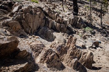 gerillte Gesteinsformationen am Aufstiegspfad zum Sombreo de Chasna oberhalb des Barranco Uchoba o Ifaya | © ©SUNHIKES