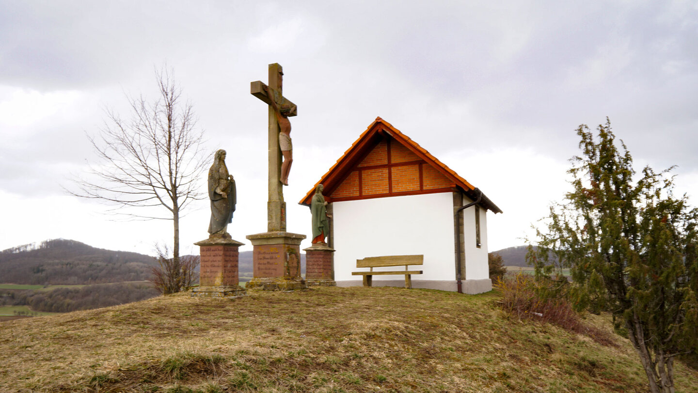 Laurentiuskapelle Ulmenstein auf einem Bergrücken oberhalb Mittelaschenbach in der Rhön Laurentiuskapelle Ulmenstein bei Mittelaschenbach