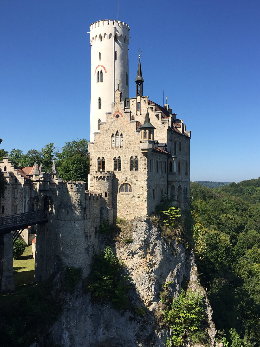 Schloss Lichtenstein mit Torhaus und Zugbrücke auf der Schwäbischen Alb Schloss Lichtenstein mit Torhaus und Zugbrücke