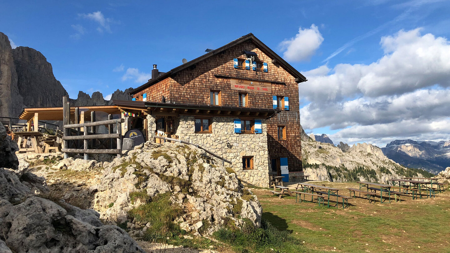 Rastmöglichkeit am Refugio Roda di Vael Rastmöglichkeit am Refugio Roda di Vael
