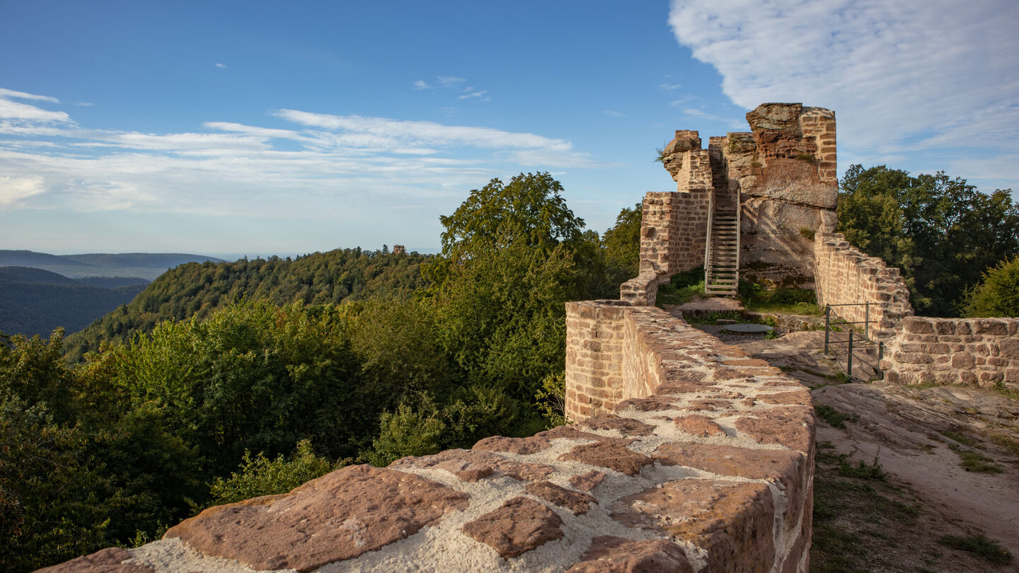 Blick von der Wegelnburg zur Hohenbourg