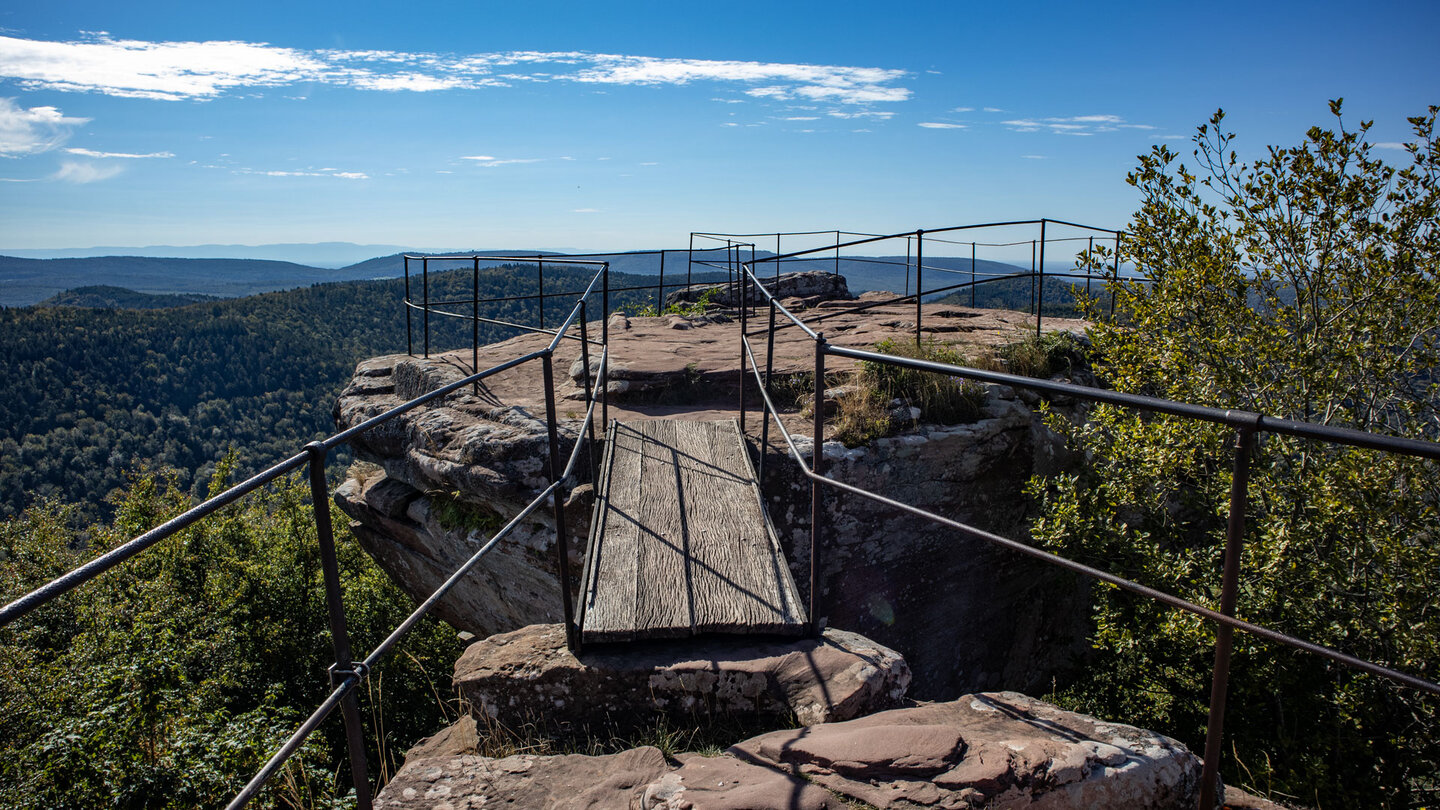 Ausblick von der Ruine Loewenstein bis zur Rheinebene und den Schwarzwald