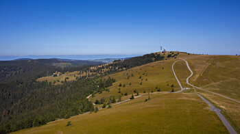 Blick zum Gipfel des Feldberg vom Feldbergturm
