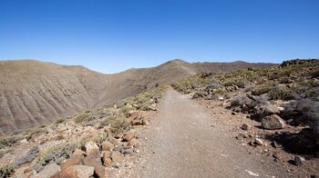 Blick über einen geraden Wegabschnitt zum Pico de la Zarza | © ©SUNHIKES