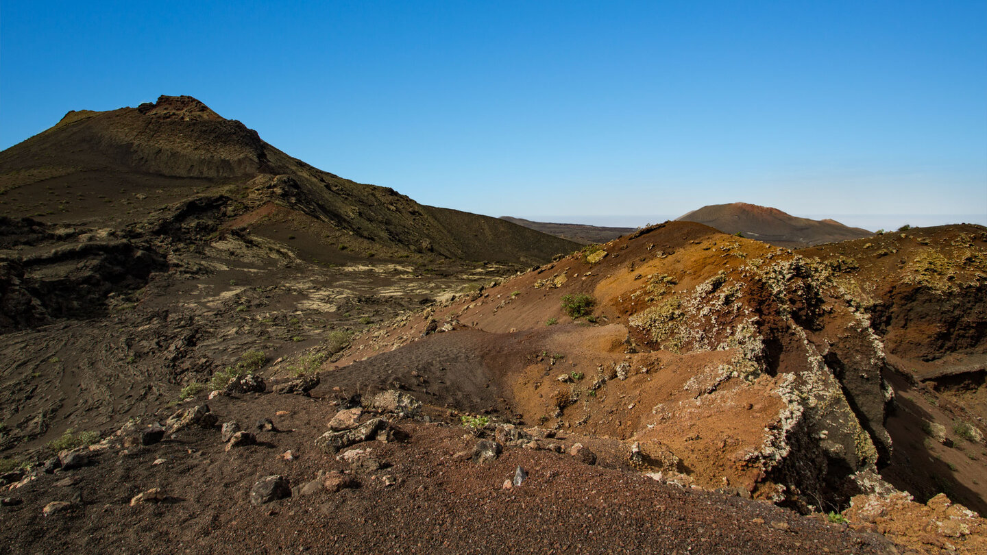 der rötliche Krater Caldera Escondida mit dem Pico Partido vor dem Hochplatau