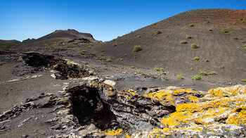 eingebrochene Lavatunnel beim Vulkankegel Caldera Escondida
