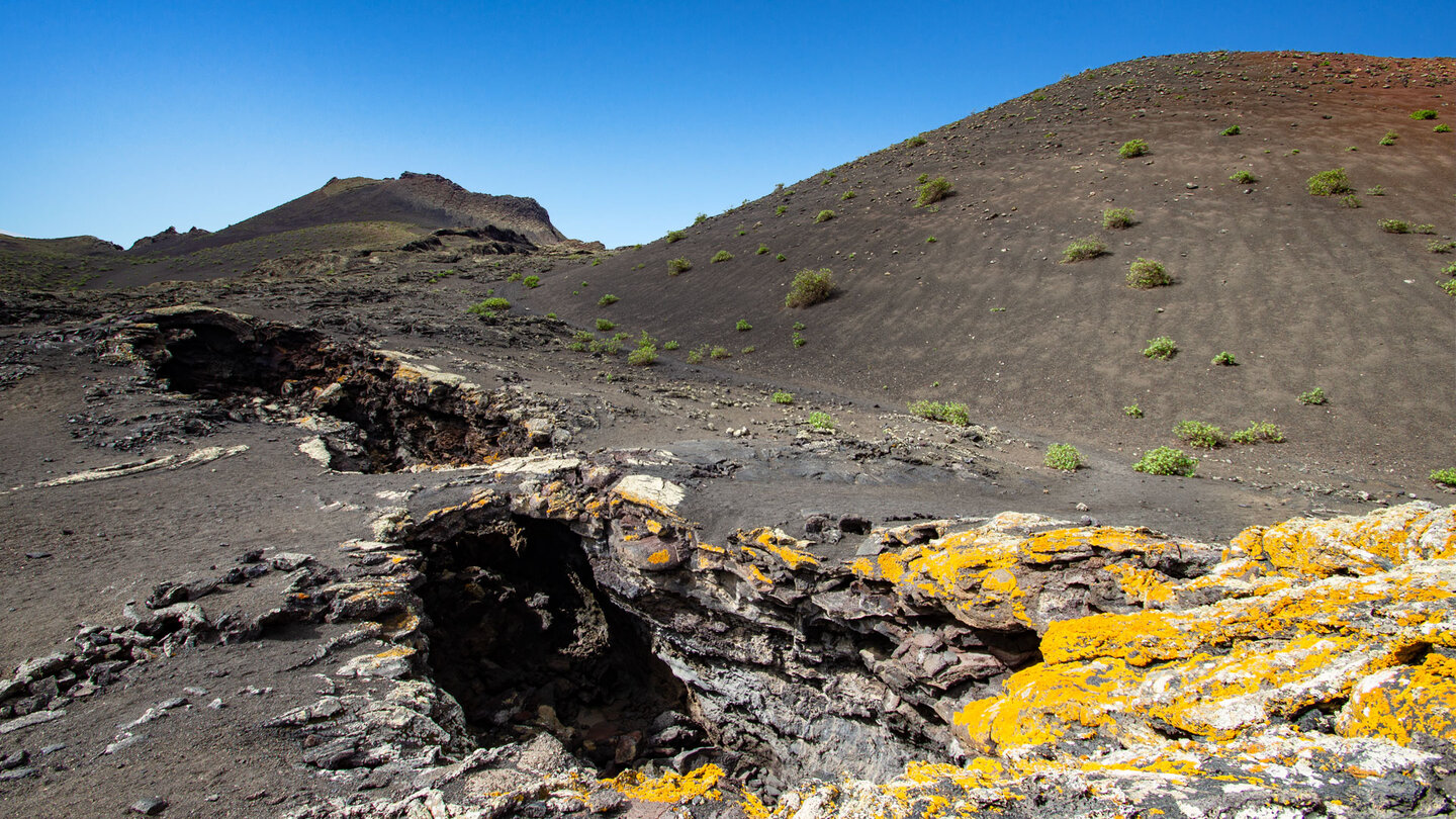 eingebrochene Lavatunnel beim Vulkankegel Caldera Escondida