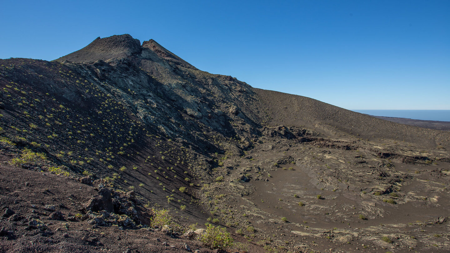 der Gipfel des Pico Partido mit erstarrrten Lavaflüssen an den Hängen des Vulkans