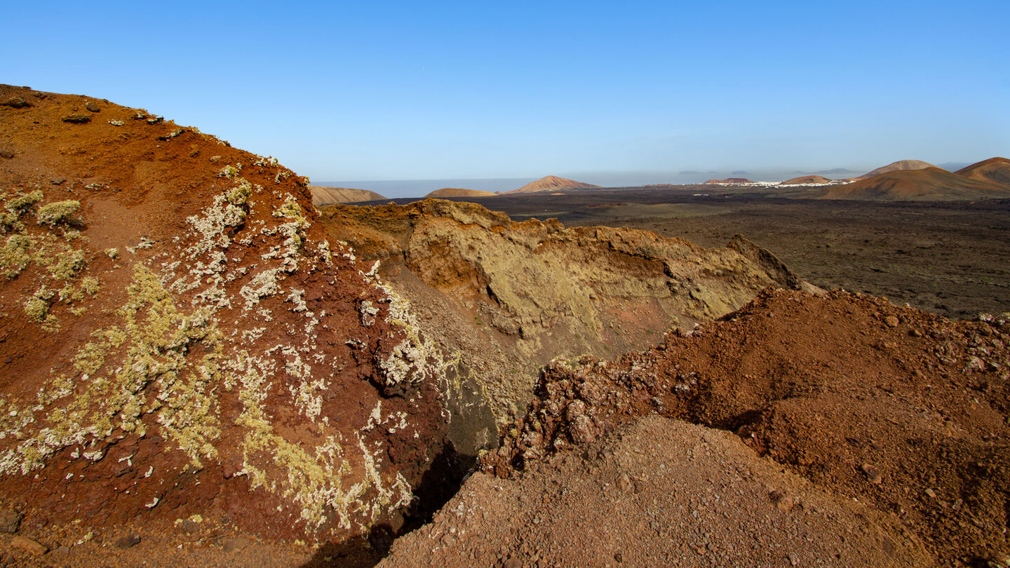 Felchten auf dem rötlichen Gestein der Caldera Escondida