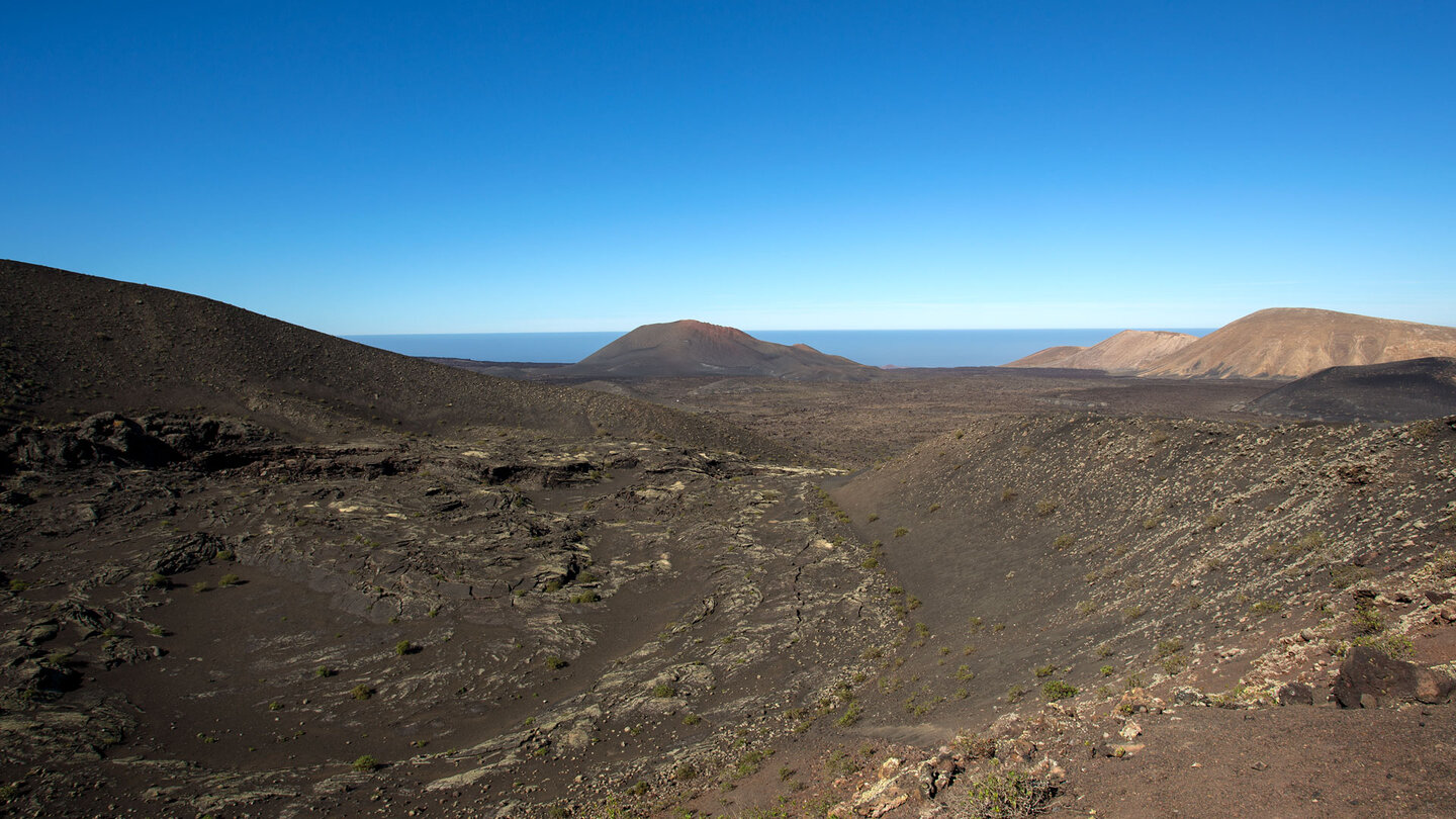 Blick über den Lavasee zum Montaña de Mazo o Negra und der Caldera blanca
