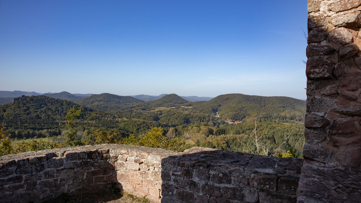 Blick über den Wasgau von der Burg Lindelbrunn
