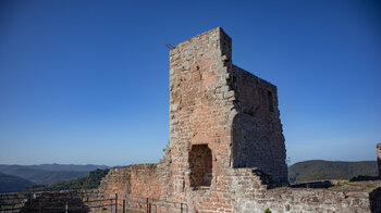 Überrest eines Wohngebäudes der Burgruine Lindelbrunn