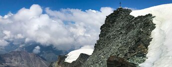 Felsflanke mit Gipfelkreuz am Allalinhorn