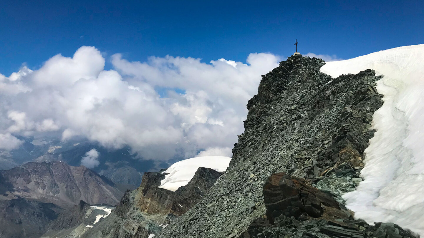 Felsflanke mit Gipfelkreuz am Allalinhorn