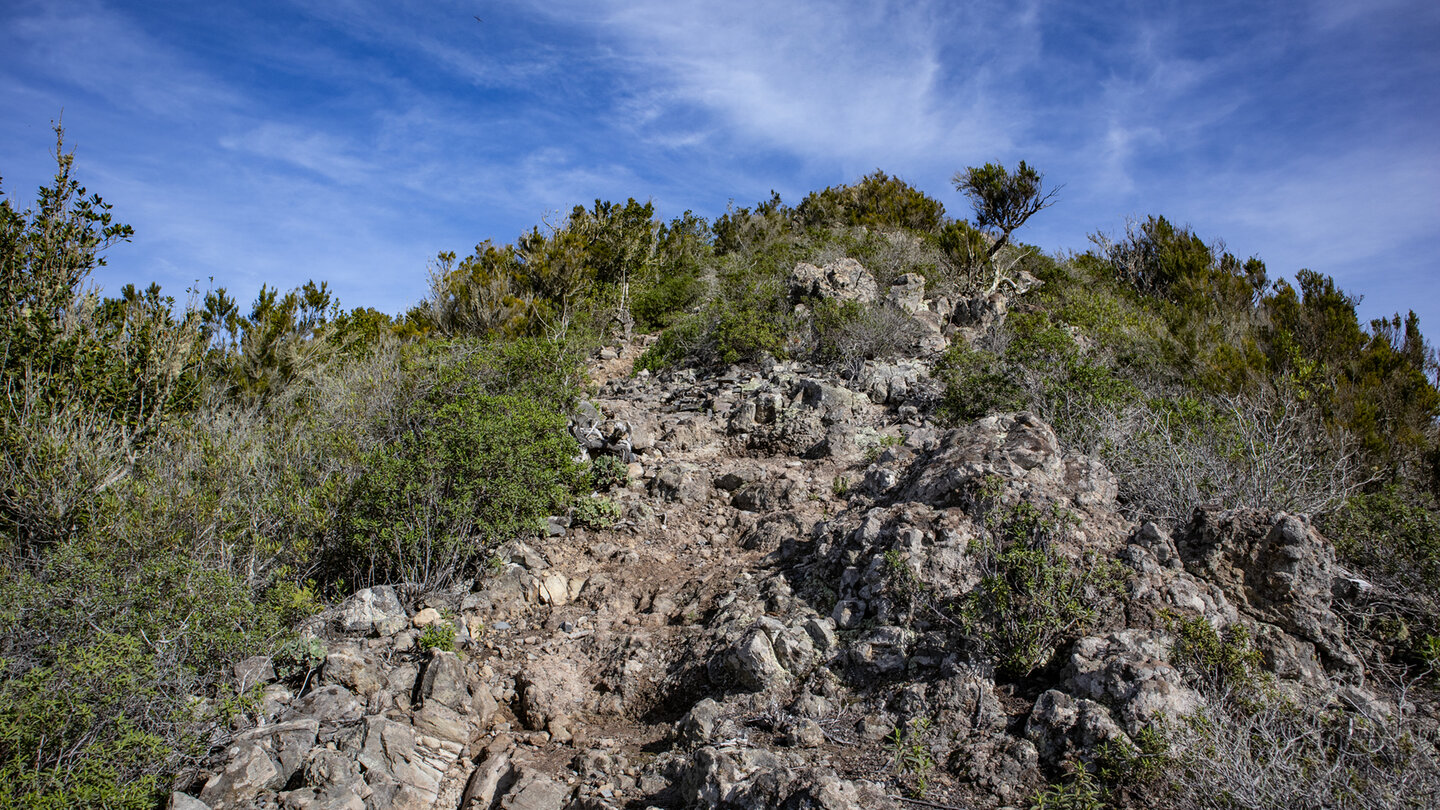 Wanderung am felsigen Bergrücken