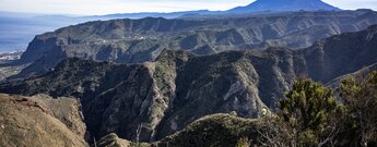 Panorama des Teno-Gebirges mit Teide und Anaga im Hintergrund