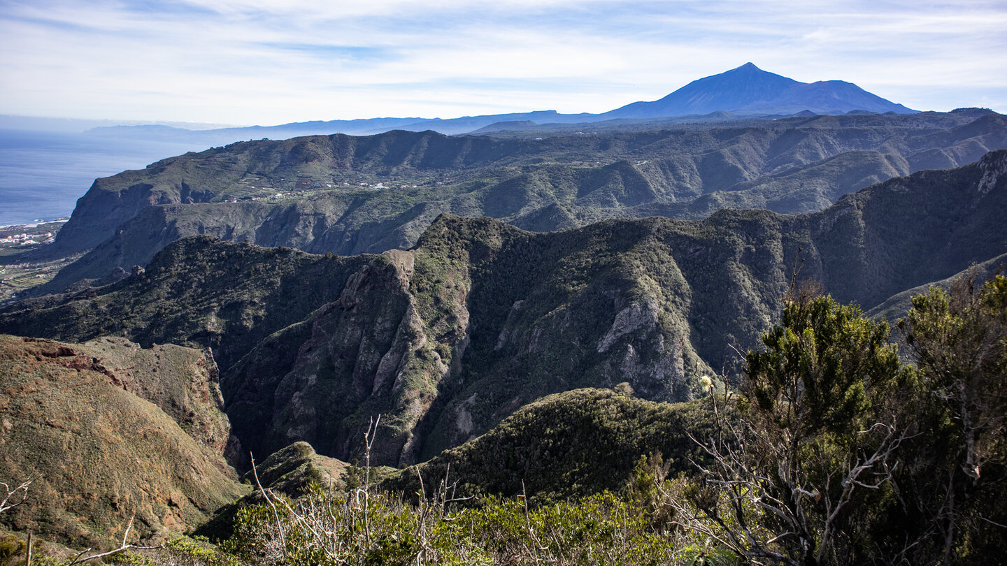 Panorama des Teno-Gebirges mit Teide und Anaga im Hintergrund