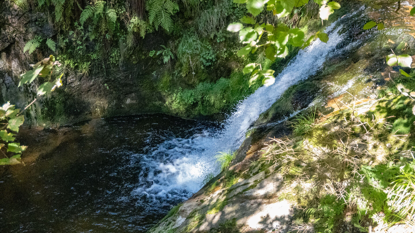 sprudelndes Wasser entlang der Wanderung am Allerheiligen-Wasserfall sprudelndes Wasser entlang der Wanderung am Allerheiligen-Wasserfall