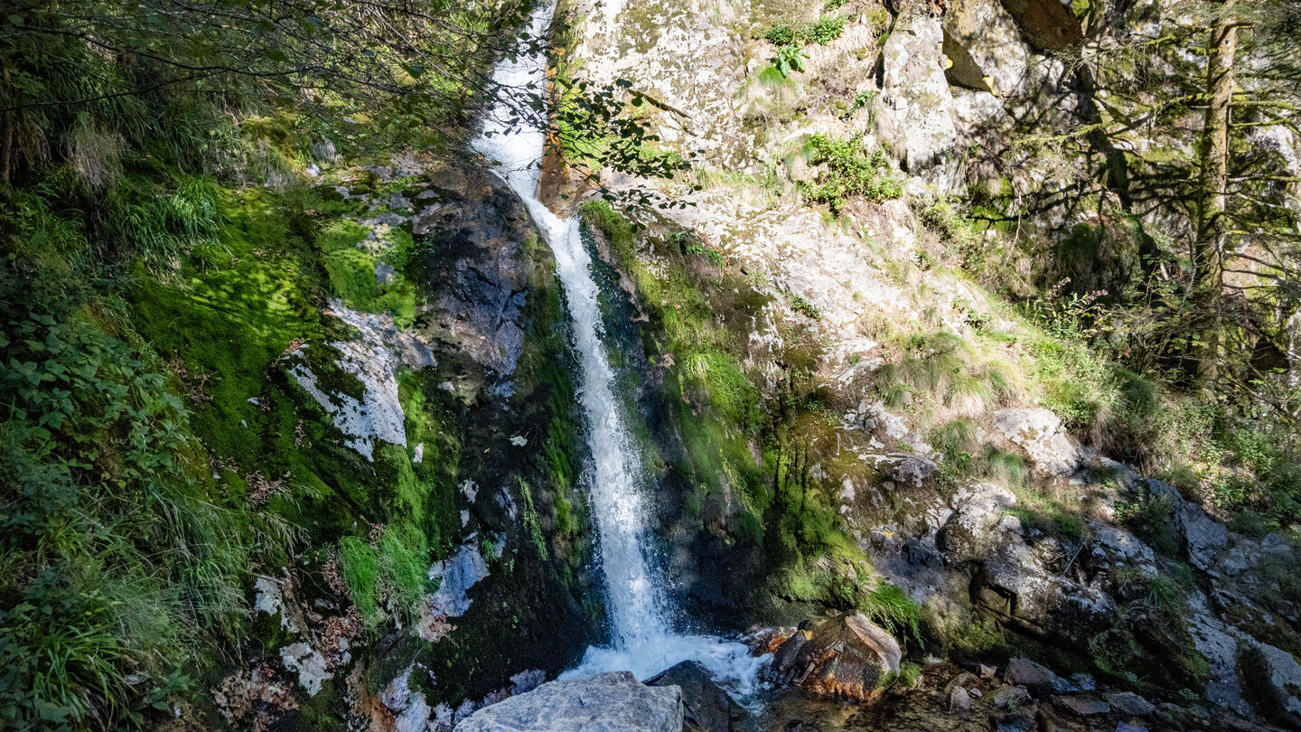 der Allerheiligen-Wasserfall stürzt durch eine Felsenschlucht der Allerheiligen-Wasserfall stürzt durch eine Felsenschlucht