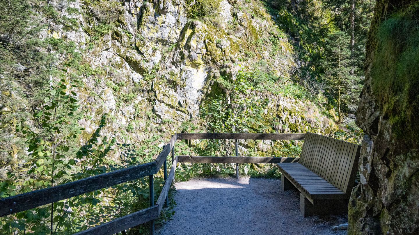 Aussichtsplattform am Wanderweg entlang der Allerheiligen-Wasserfälle Aussichtsplattform am Wanderweg entlang der Allerheiligen-Wasserfälle