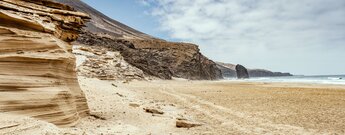 Schichtgestein entlang der Wanderung zum Roque del Morro