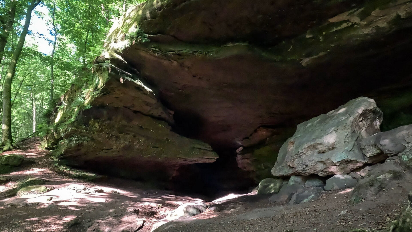 Eingang zur oberen Bärenhöhle bei Rodalben Eingang zur oberen Bärenhöhle bei Rodalben