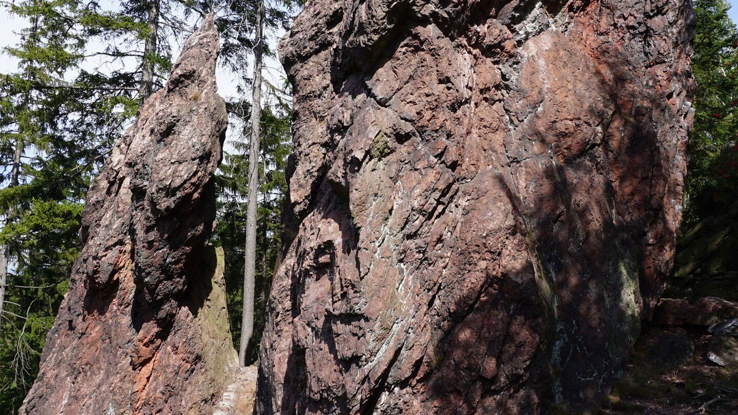 das Porphyrgestein des Roten Turms Porphyrgestein des Roten Turms