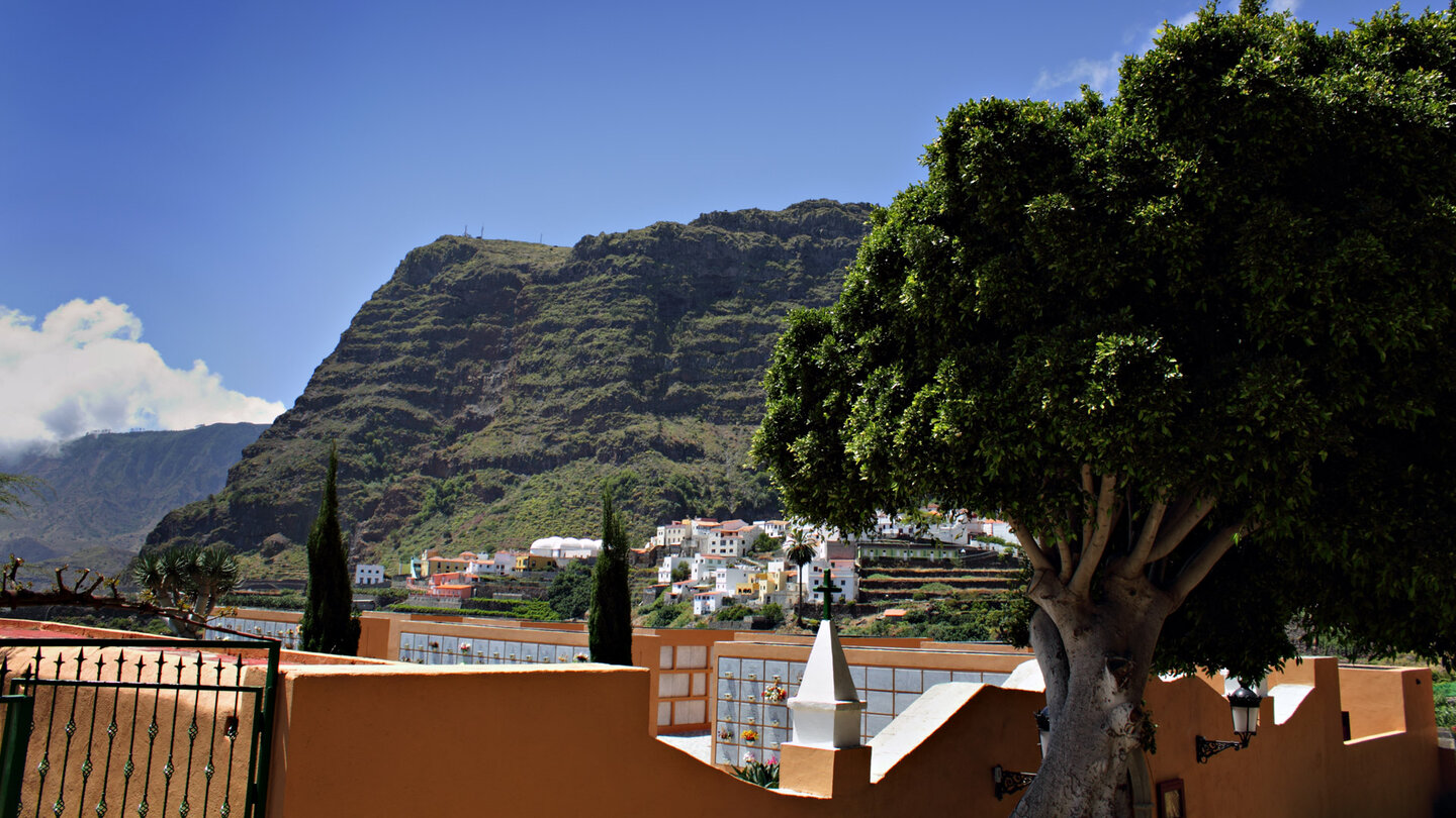 Blick über den gepflegten Friedhof von Agulo auf La Gomera Blick über den gepflegten Friedhof von Agulo