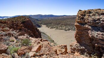 Blick durch die Felsformationen des La Fortaleza über die Caldera in Richtung El Portillo