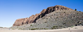 die Steilwände des La Fortaleza vor der sandigen Ebene Cañada de los Guancheros