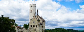 Schloss Lichtenstein mit der Zugbrücke und dem Torhaus