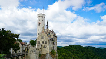 Schloss Lichtenstein mit der Zugbrücke und dem Torhaus