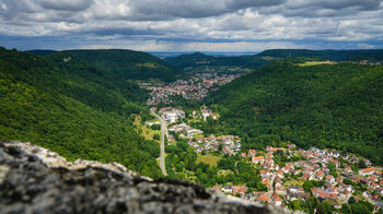 Ausblick von Schloss Lichtenstein in der Schwäbischen Alb auf Honau und Lichtenstein
