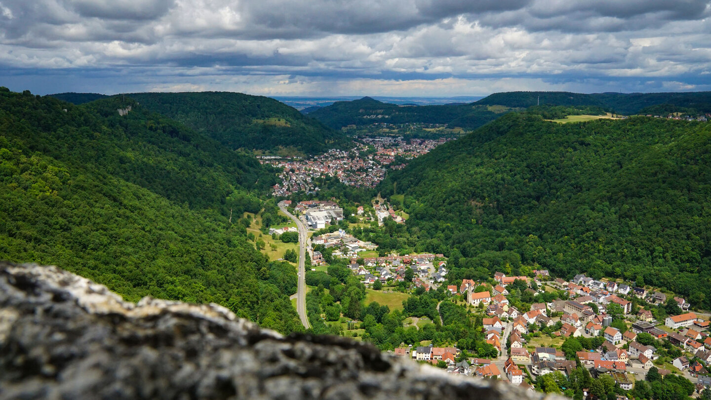Ausblick von Schloss Lichtenstein in der Schwäbischen Alb auf Honau und Lichtenstein