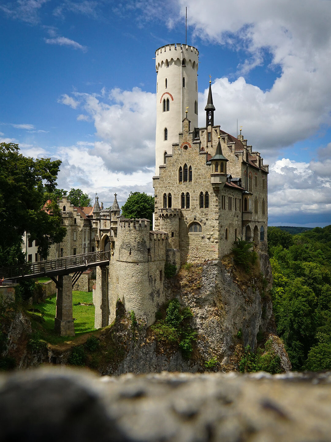Schloss Lichtenstein mit seinem Burggraben
