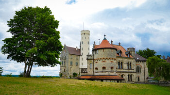 Schloss Lichtenstein in der Schwäbischen Alb mit dem alten Geschützturm